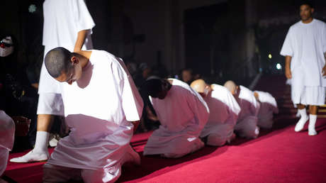 El polémico desfile en París que enfrenta a un diseñador con Bukele