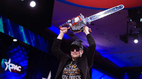 Elon Musk se arrepiente de su icónica foto con la motosierra de Milei