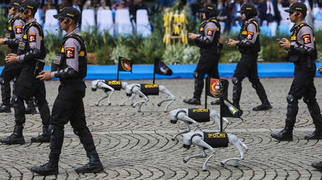 VIDEO: Desfilan robots y perros cibernéticos para combatir el crimen en Indonesia