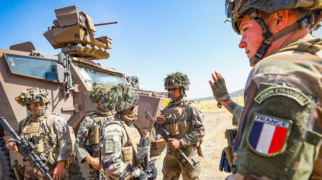 Francia devuelve base militar a país africano en medio de su retirada de tropas