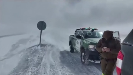Fuerte ola polar atrapa a más de 200 camiones en la frontera Chile-Argentina (VIDEO)