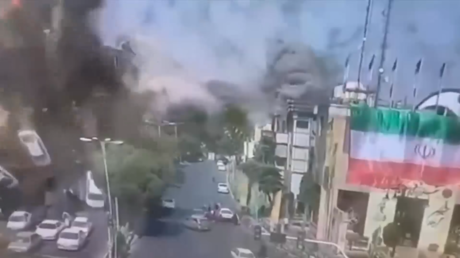 Coches con civiles salieron volando por los aires en ataque israelí contra Teherán (VIDEO)