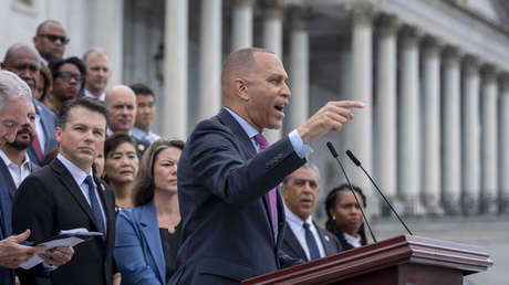 Líder demócrata en la Cámara de Representantes de EE.UU. habla casi nueve horas (y no le funciona)