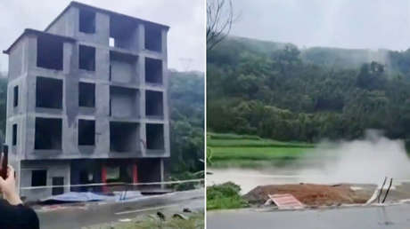 VIDEO: Edificio se desploma y cae a un río crecido en China