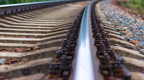 Un hombre arriesga su vida bajo un tren en movimiento para contenido 'viral' (VIDEO)