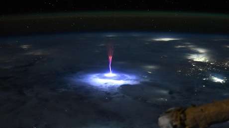 Astronauta de la NASA capta un rayo gigante sobre México y EE.UU. (FOTO)