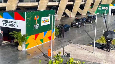 "Somos Rusia, somos Lavrov": Muestran las patentes de la comitiva del canciller ruso en los BRICS