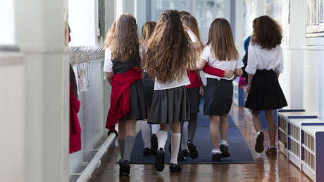 Escuelas británicas prohibirán uso de faldas por esta razón