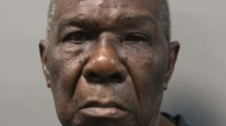 Anciano de 80 años asesina brutalmente a su esposa tras una discusión sobre un "asunto con su médico"