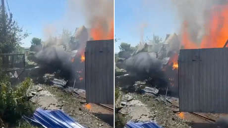 Una avioneta cae sobre una casa en Rusia (VIDEO)