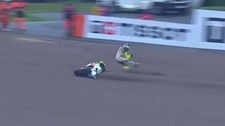 VIDEO: Motociclista rueda bruscamente por el suelo tras violenta caída en una prueba