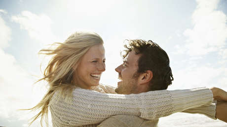 Este sencillo acto cotidiano puede hacer a las parejas un 20 % más felices