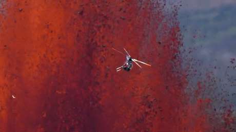 VIDEO: Alucinante vuelo de un helicóptero con violenta erupción de un volcán de fondo