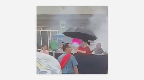 Compra un ataúd para su madre para atraer longevidad