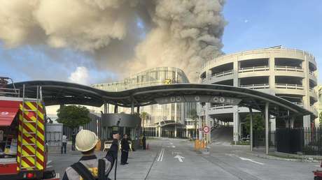 Espesa humareda negra cubre el cielo tras explosión en una fábrica de baterías en Taiwán (VIDEO)