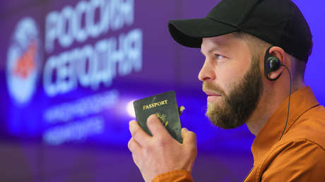 De ayudar en la retaguardia a soñar con vivir en Crimea: La historia de un estadounidense que recibió el pasaporte ruso