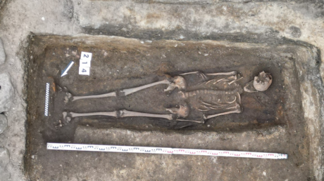 Descubren los restos de un caballero medieval en el centro de una ciudad europea