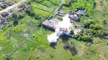 VIDEO: Obús ruso asola posiciones de operadores de drones ucranianos cerca de Járkov