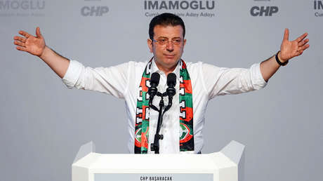 Condenan a un año y ocho meses de prisión al principal rival político de Erdogan