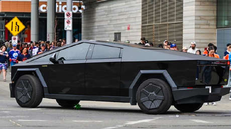 "No se distraerán": graban a un policía viendo series en su Cybertruck en México (VIDEO)