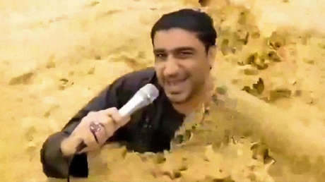 VIDEO: Periodista transmite en directo con el agua hasta el cuello durante inundaciones en Pakistán