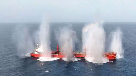 Hutíes rescatan a marinero ruso de un buque de carga griego atacado por dirigirse a Israel