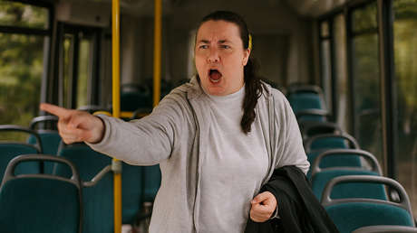 Lanza un insulto racista contra una mujer en un bus y la reacción de su víctima la sorprende
