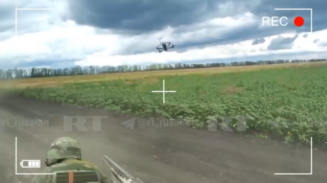 VIDEO: Soldado ruso derriba un dron ucraniano con un disparo preciso y se salva la vida