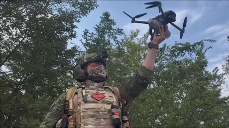 VIDEO: El doble golpe de drones y artillería rusos hace arder posiciones enemigas