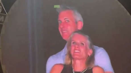 Renuncia el CEO que fue 'pillado' con su amante en un concierto de Coldplay