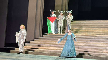 VIDEO: Intentan quitarle la bandera palestina a artista de una ópera en Londres