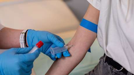 'Entrenador vampiro' obligaba a cambiar sangre donada por créditos