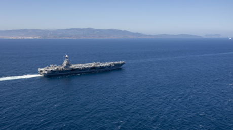 El grupo de ataque del portaviones más grande del mundo entra en el Mediterráneo