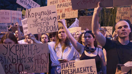 Miles de ucranianos llaman a Zelenski a "quitar las manos" de las agencias anticorrupción en un nuevo día de protestas