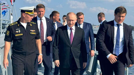 Putin visita una fragata que ayudó a repeler ataques ucranianos contra Rusia