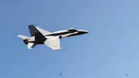 ¿Error o maestría? El peligroso viraje de un caza que aterró al público en un festival aéreo (VIDEO)