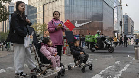 China pagará 500 dólares por niño para mejorar la natalidad