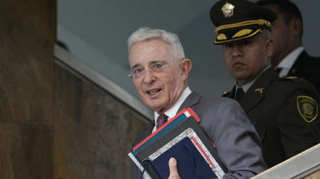 Jueza absuelve a Álvaro Uribe de un delito