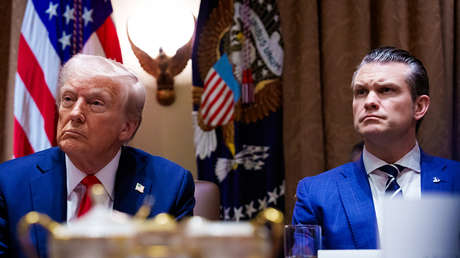 "Me gusta lo que haces. Eres un monstruo": Trump sale en defensa del jefe del Pentágono frente a escándalos