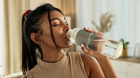 ¿Beber agua puede realmente ayudarnos a mantener una piel joven?