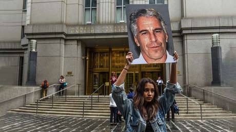 Trump dice que Epstein "robó" a Virginia Giuffre y otras jóvenes de su 'spa' en Mar-a-Lago