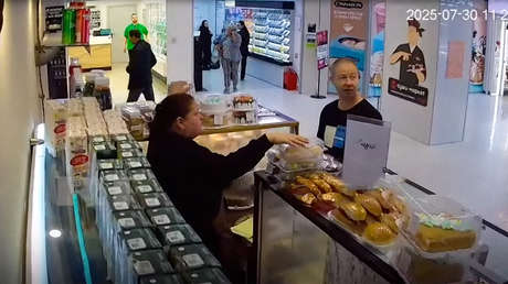 VIDEO: Trabajadora de café salva unas tortas durante el terremoto de magnitud 8,8
