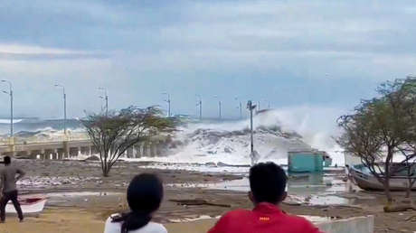 Una abuela se vuelve viral por llevar a su nieto a ver un tsunami