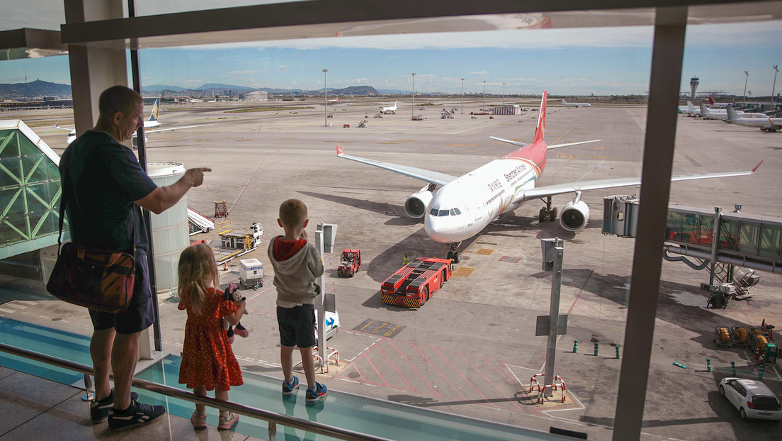 Padres prefieren abandonar a su hijo de 10 años en el aeropuerto que perderse el viaje familiar