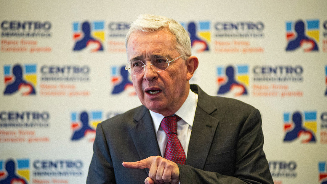 Multa, inhabilitado y 12 años de prisión en casa: la pena que 'pone contra las cuerdas' a Álvaro Uribe