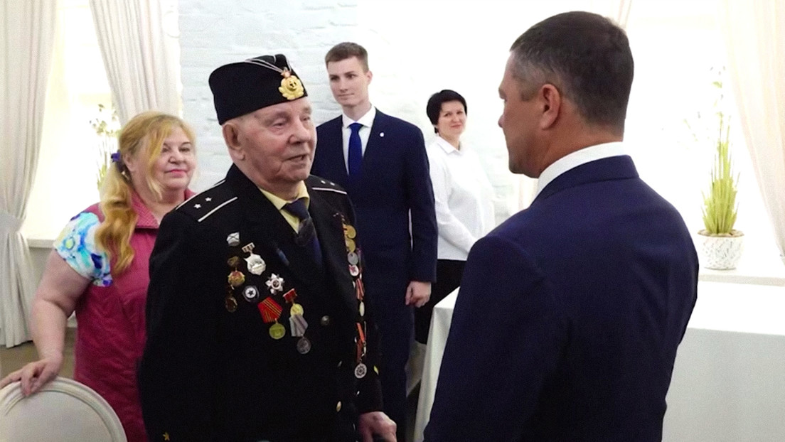 Entregan pasaporte ruso a veterano de la Gran Guerra Patria que debió irse de Letonia por su postura sobre Ucrania