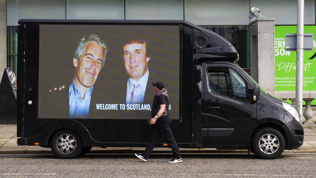 Bloomberg: El FBI ocultó el nombre de Trump en los documentos del caso Epstein