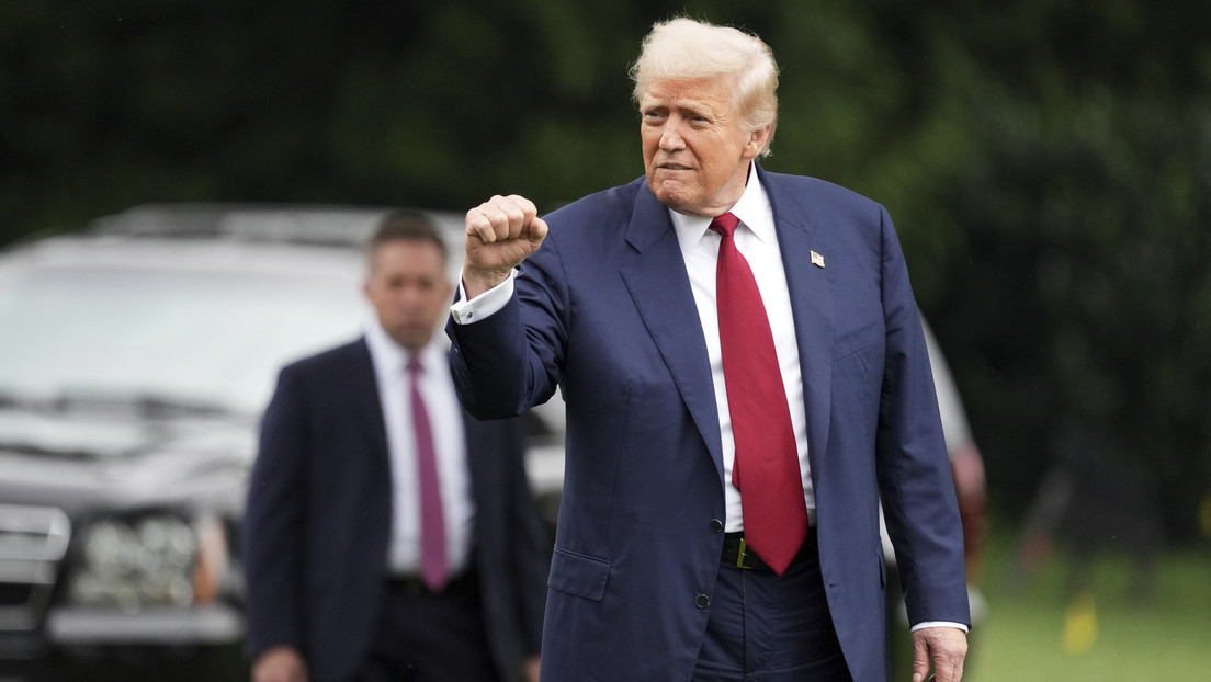 Trump acusa a un senador demócrata de exigir 1.000 millones de dólares y lo manda "al infierno"