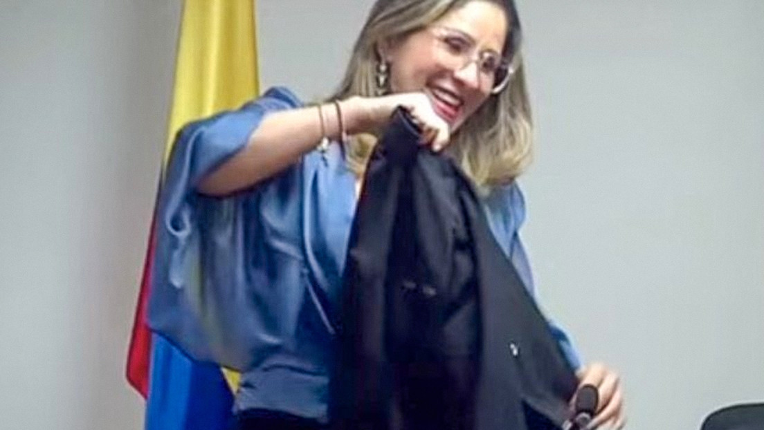 VIDEO: Jueza del caso contra Uribe genera críticas en redes por 'burlarse' tras la condena