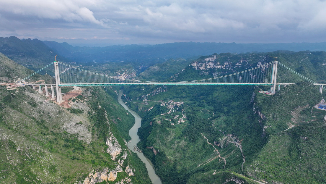VIDEO: China corta montañas para una autopista y el puente más alto del mundo